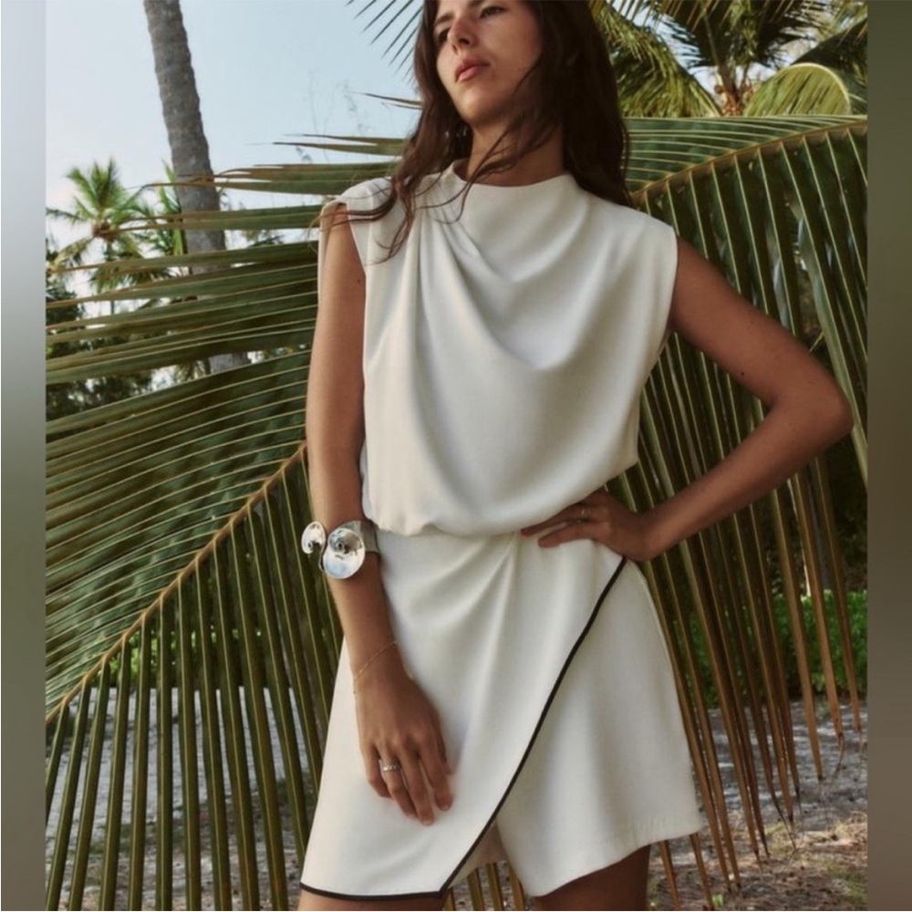 Zara CONTRASTING PIPING JUMPSUIT
OYSTER-WHITE Size M